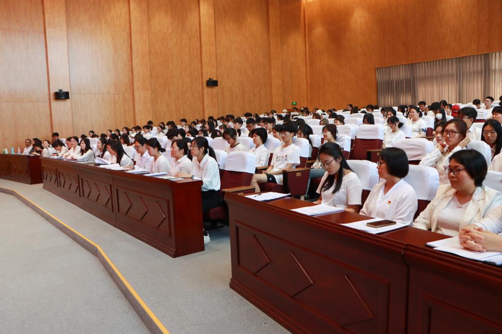 20240521best365官网举办2023年度共青团工作表彰大会 (11).jpg